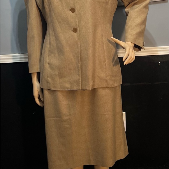 Larry Levine Women Tan Tweed Skirt Suit Blazer Sz 22W Church Business - Picture 4 of 10